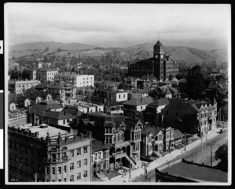 Black and white photo of Los Angeles in 1904, capturing several large homes and buildings, with rolling foothills in the distant background.
